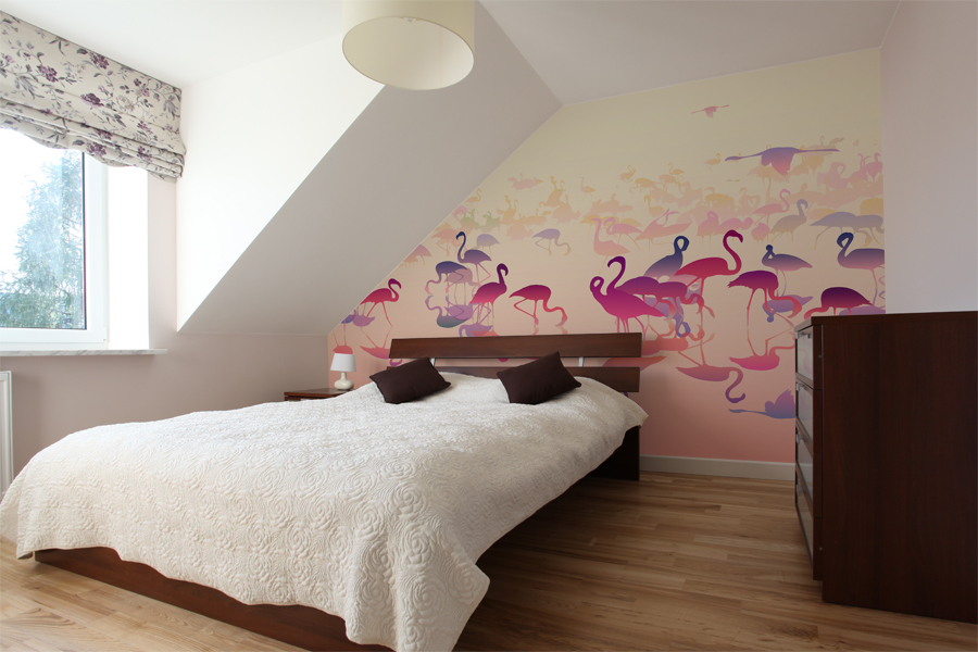 sypialnia pod skosem - fototapeta flamingi